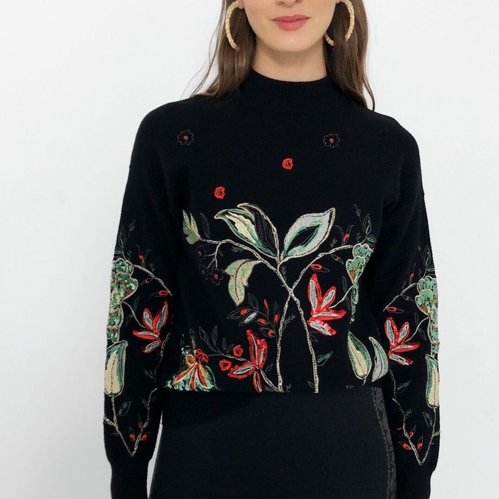 Here’s a tricot jumper with a lovely floral embroidery in coloured
